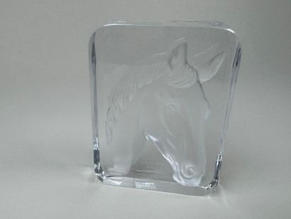 DAUM.
Presse-papier commémoratif en cristal...