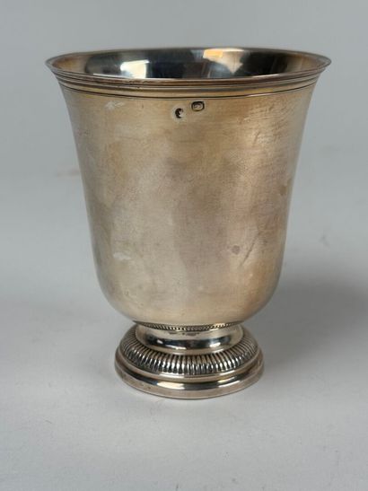 Timbale sur piédouche en argent, le buvant...