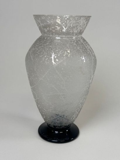 DAUM, Nancy.
Vase en verre à décor givré...