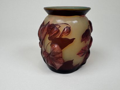 GALLE TIP.
Vase en verre multicouches dégagé...
