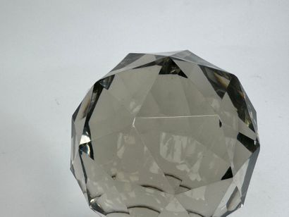 Importante boule d'escalier en cristal facetté...