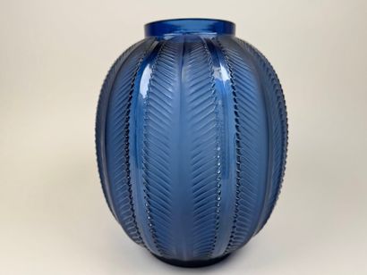 René LALIQUE (1860-1945). 
Modèle BISKRA.
Vase...