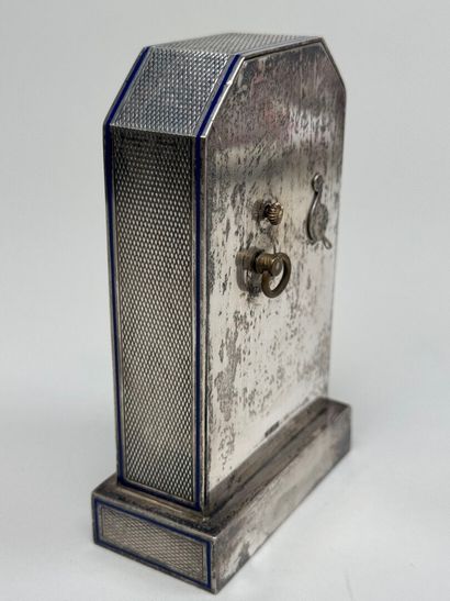 Pendulette borne en argent guilloché 900/1000...