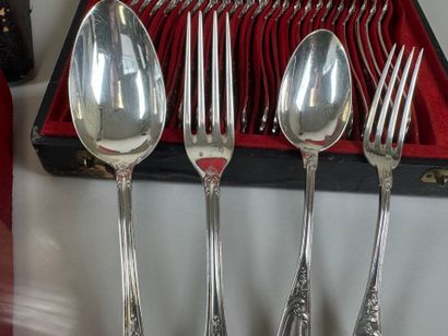 Ménagère en argent 950/1000 comprenant 18...