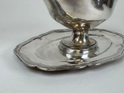 Saucière sur présentoir fixe en argent 950/1000,...