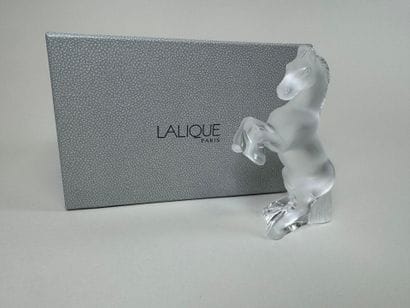 LALIQUE. 
Sujet en verre dépoli figurant...