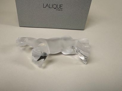 LALIQUE. 
Sujet en verre dépoli figurant...