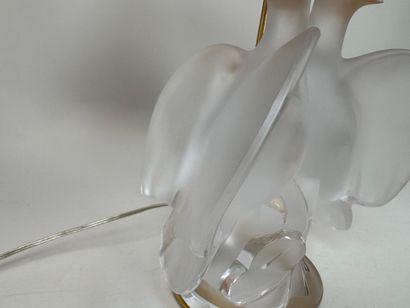 LALIQUE France.
Modèle ARIANE.
Lampe en cristal...