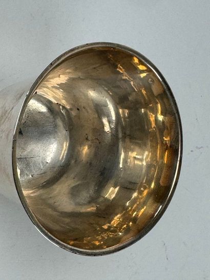 Timbale sur piédouche en argent, le buvant...