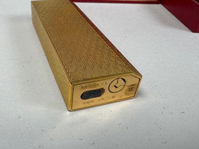 CARTIER. 
Briquet en métal doré guilloché,...