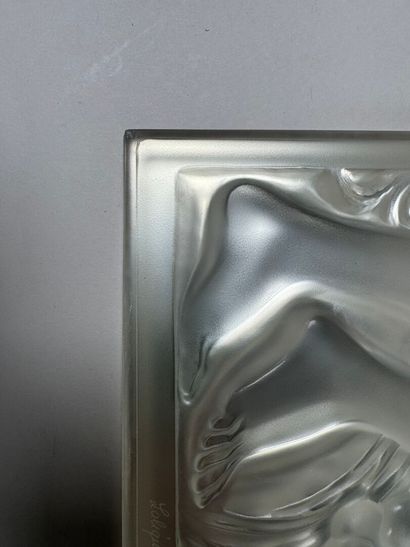 LALIQUE France.
FIGURINE ET RAISINS, BRAS...