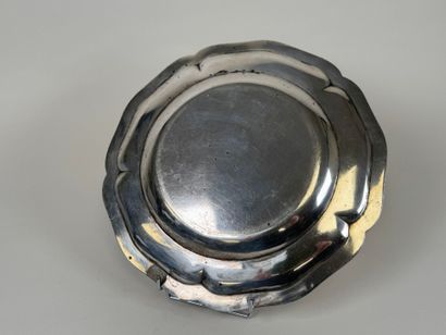 Plat ou assiette de forme chantournée en...