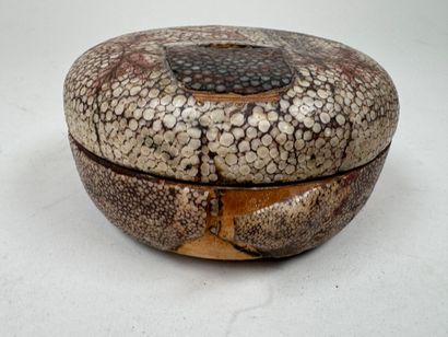 JAPON, XIXe.
Petite boîte circulaire couverte...