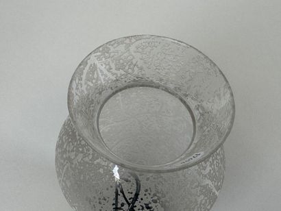 DAUM, Nancy.
Vase en verre à décor givré...