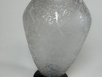 DAUM, Nancy.
Vase en verre à décor givré...