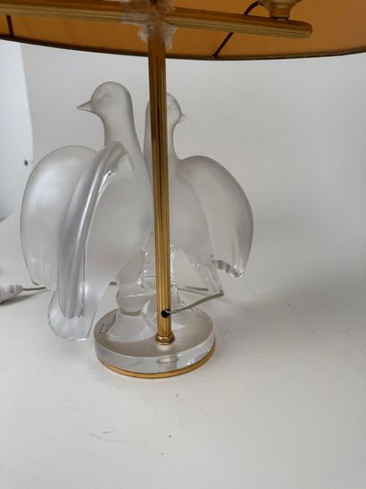 LALIQUE France.
Modèle ARIANE.
Lampe en cristal...