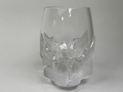 LALIQUE France.
Modèle HEDERA.
Vase en cristal...