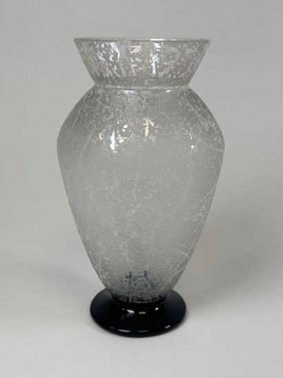 DAUM, Nancy.
Vase en verre à décor givré...