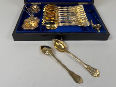 Nécessaire à thé en argent doré comprenant...