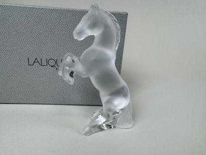 LALIQUE. 
Sujet en verre dépoli figurant...