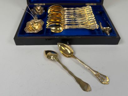 Nécessaire à thé en argent doré comprenant...