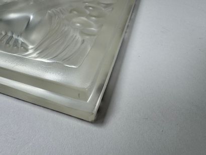 LALIQUE France.
FIGURINE ET RAISINS, BRAS...