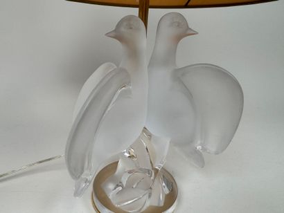 LALIQUE France.
Modèle ARIANE.
Lampe en cristal...