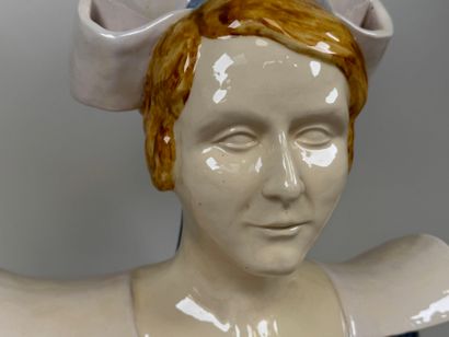PASCAL, XXe. pour la faïencerie de Quimper.
Buste...