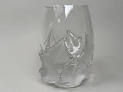 LALIQUE France.
Modèle HEDERA.
Vase en cristal...