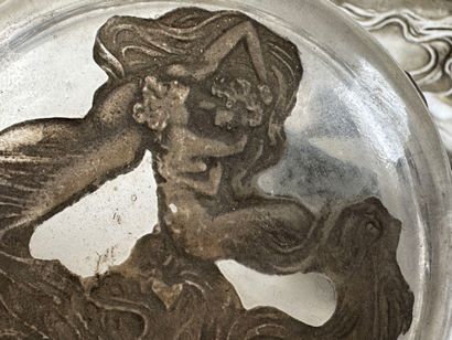 René LALIQUE (1860-1945).
Boîte à poudre...