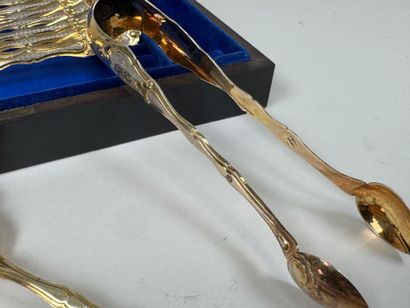 Nécessaire à thé en argent doré comprenant...