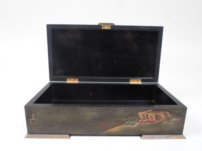 ALFRED DUNHILL à Paris.
Coffret en laque...