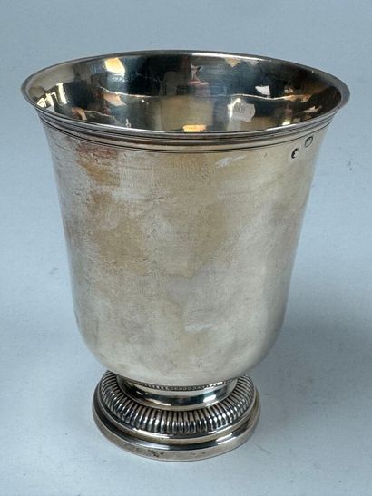 Timbale sur piédouche en argent, le buvant...