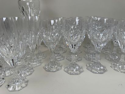 SEVRES.
Partie de service de verres en cristal...