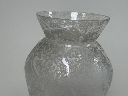 DAUM, Nancy.
Vase en verre à décor givré...