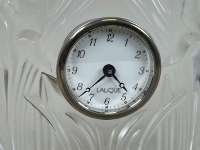LALIQUE.
Modèle aux Iris.
Pendule de table...