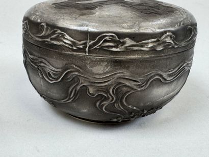 René LALIQUE (1860-1945).
Boîte à poudre...