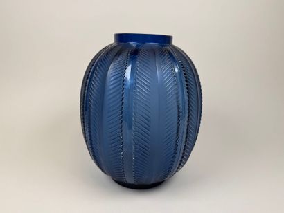 René LALIQUE (1860-1945). 
Modèle BISKRA.
Vase...