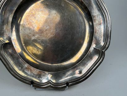 Plat circulaire à bord chantourné en argent...