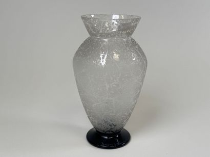 DAUM, Nancy.
Vase en verre à décor givré...