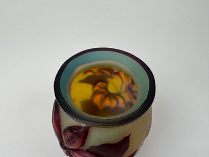 GALLE TIP.
Vase en verre multicouches dégagé...