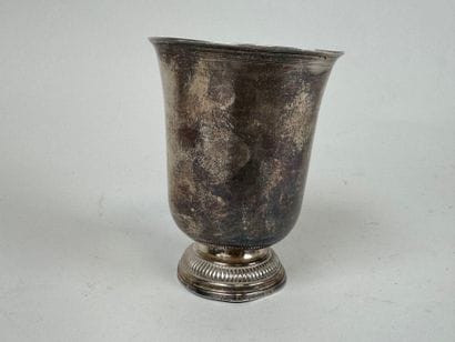 Timbale sur piédouche en argent, la base...