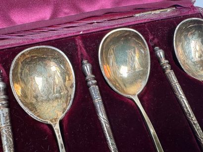 Douze cuillères, les cuillerons chiffrés,...