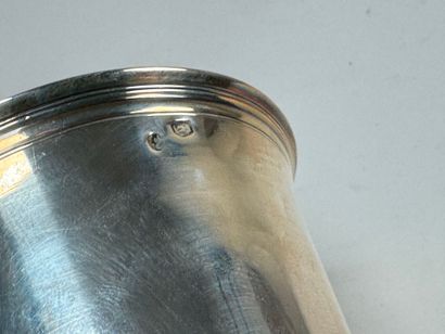 Timbale sur piédouche en argent, le buvant...