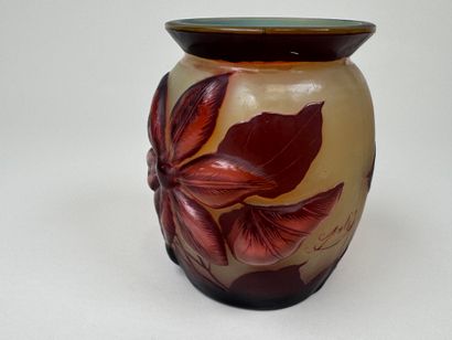 GALLE TIP.
Vase en verre multicouches dégagé...