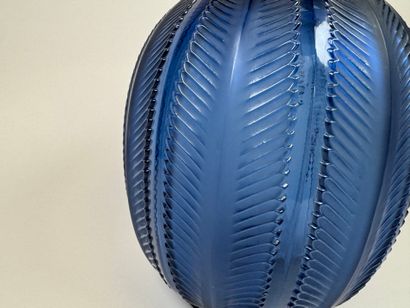 René LALIQUE (1860-1945). 
Modèle BISKRA.
Vase...
