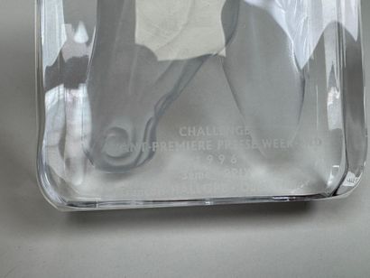 DAUM.
Presse-papier commémoratif en cristal...