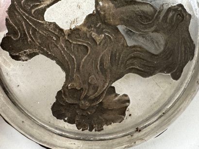 René LALIQUE (1860-1945).
Boîte à poudre...