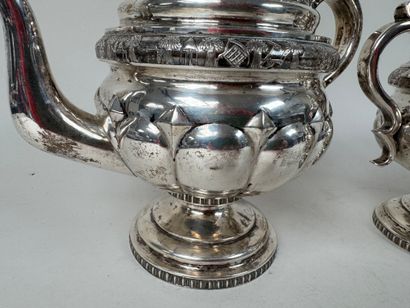 Partie de service à thé en argent repoussé...