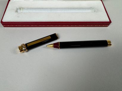 CARTIER.
Les Must de CARTIER.
Stylo bille...